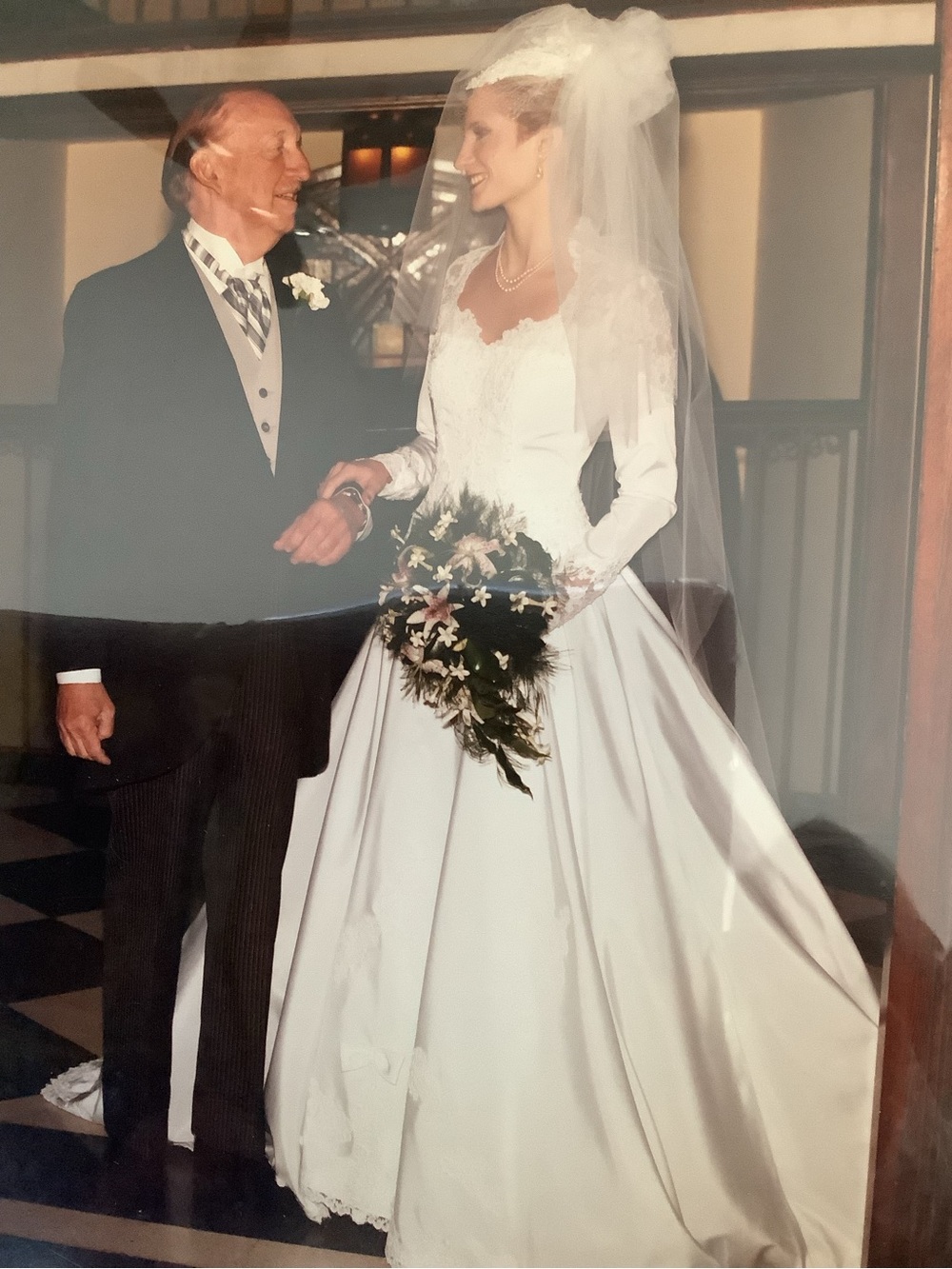 Vintage Elegant White Lace-Embroidered Wedding Dress. Taffeta, full train - Picture 3 of 3